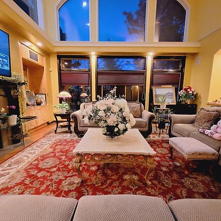 Villa Bellissimo Frantalia - La Galleriseum Versaliere Kelowna Esterno foto